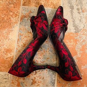 👠Gorgeous Elegant Chinese Laundry Black & Red Satin Floral Pumps!
